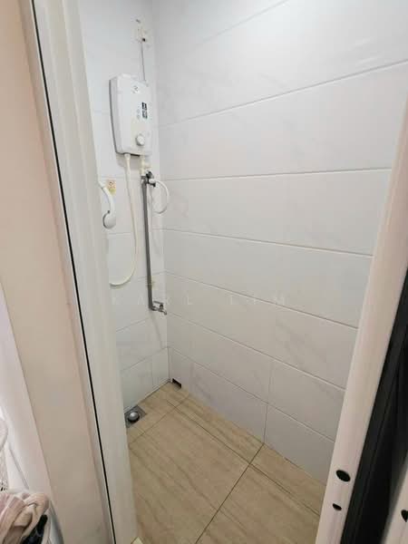 Kediaman Servis untuk Dijual di Country Garden Central Park - Karl Lim - Bathroom - PropertyGuru.com.my