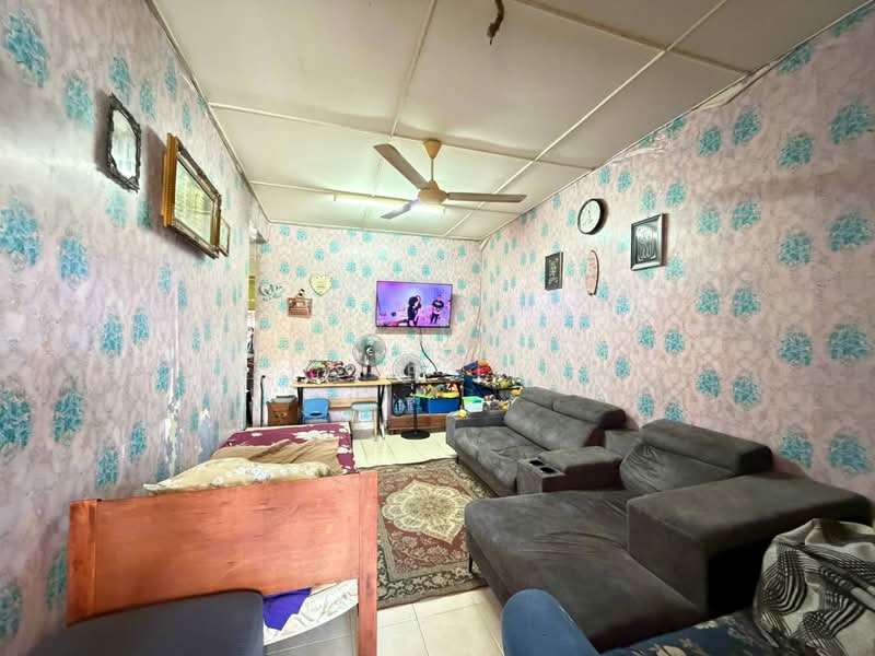 Rumah Teres 1 Tingkat untuk Dijual di Bandar Seri Ehsan (Tanjong Duabelas) - Jo-e Lim - Living Room - PropertyGuru.com.my