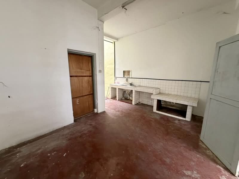 Shop for Sale in Jelutong (Penang) - Lee Xue Chen - Kitchen - PropertyGuru.com.my