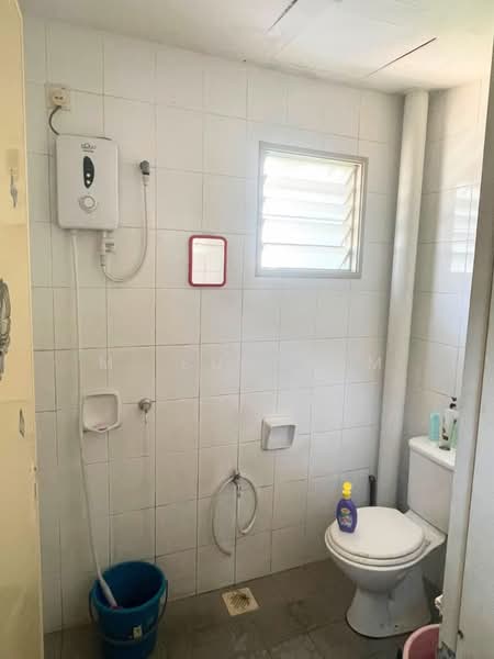 Pangsapuri untuk Dijual di Pangsapuri Akasia (Bandar Botanic) - M. Sundram - Bathroom - PropertyGuru.com.my