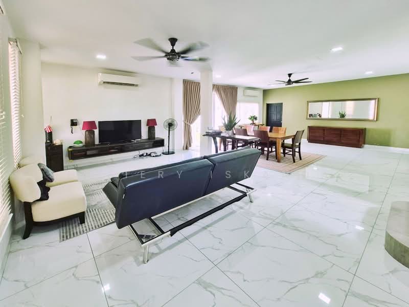 Bungalow House untuk Dijual di Seksyen 8 (Shah Alam) - Shaziery Iskandar - Living Room - PropertyGuru.com.my