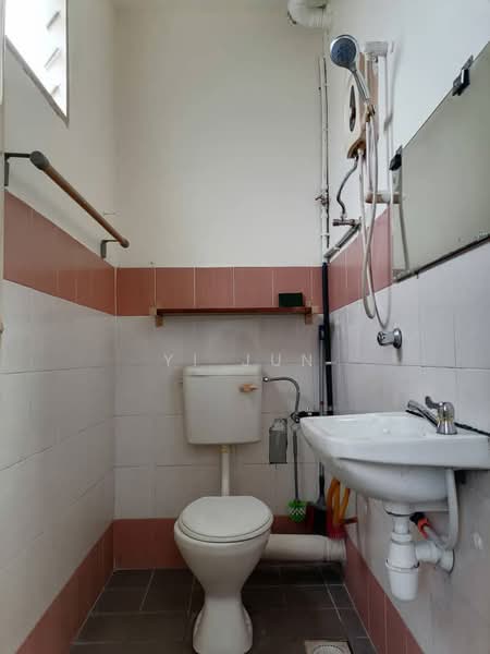 Pangsapuri untuk Disewa di Mentari Court - Yi Jun - Bathroom - PropertyGuru.com.my