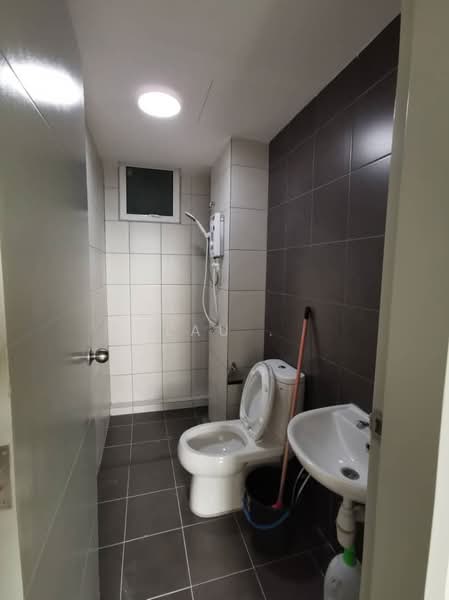Kondominium untuk Disewa di Fairview Residence - LAU . - Bathroom - PropertyGuru.com.my