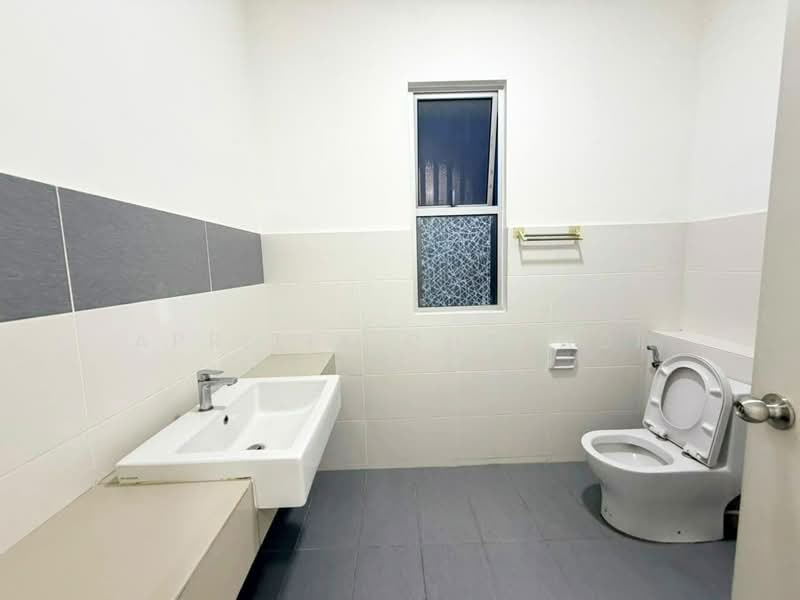 Rumah Teres 2 Tingkat untuk Disewa di Iskandar Puteri (Nusajaya) (Johor) - APRILIA CHAYADI - Bathroom - PropertyGuru.com.my