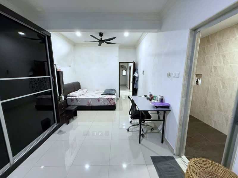 Rumah Teres 1 Tingkat untuk Dijual di Taman Rinting (Masai) - Karl Lim - Bedroom - PropertyGuru.com.my