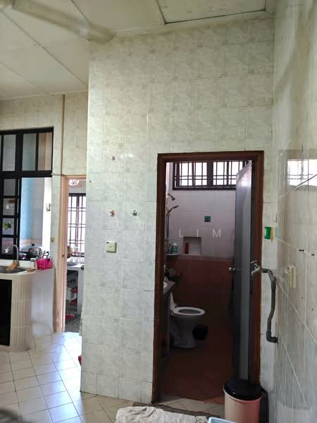1-storey Terraced House for Sale in Taman Molek (Johor Bahru) - Karl Lim - Bathroom - PropertyGuru.com.my