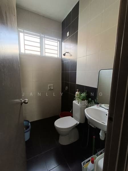 1-storey Terraced House for Sale in Bandar Putra (Kulai) - Janlly Jong - Bathroom - PropertyGuru.com.my