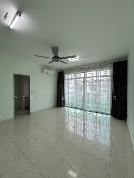 3-storey Terraced House for Sale in Taman Bangi Avenue (Bangi) - PETAH MOKHTAR - Living Room - PropertyGuru.com.my