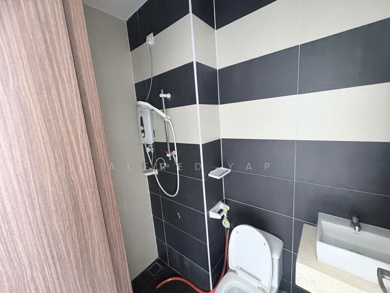 Servis Apartment untuk Disewa di D'Secret Garden (Pangsapuri Kempas Indah) - Alfred Yap - Bathroom - PropertyGuru.com.my