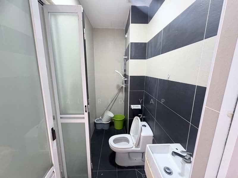 Servis Apartment untuk Disewa di D'Secret Garden (Pangsapuri Kempas Indah) - Alfred Yap - Bathroom - PropertyGuru.com.my