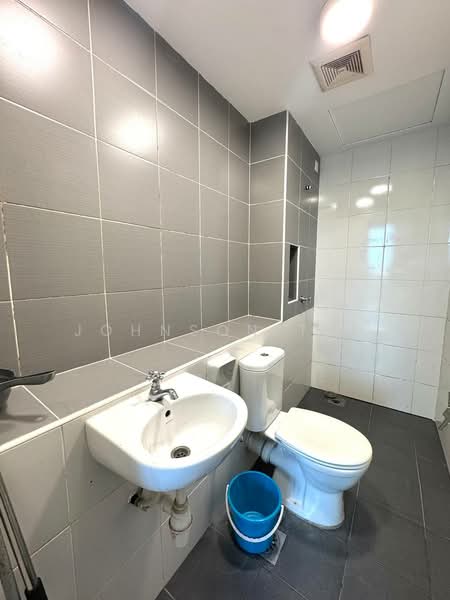 Servis Apartment untuk Dijual di Sky Gardens Residences - Johnson Tan - Bathroom - PropertyGuru.com.my