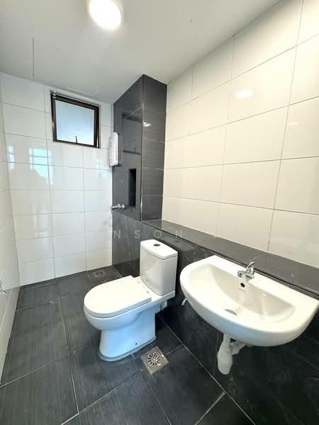 Servis Apartment untuk Dijual di Sky Gardens Residences - Johnson Tan - Bathroom - PropertyGuru.com.my