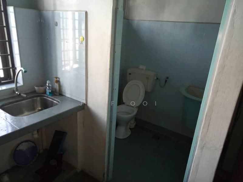 Shop / Office for Rent in Chinatown (George Town) - Jeff Ooi - Bathroom - PropertyGuru.com.my