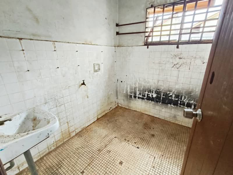 Shop / Office for Rent in Taman Johor Jaya (Johor Bahru) - Chloe Lai - Bathroom - PropertyGuru.com.my