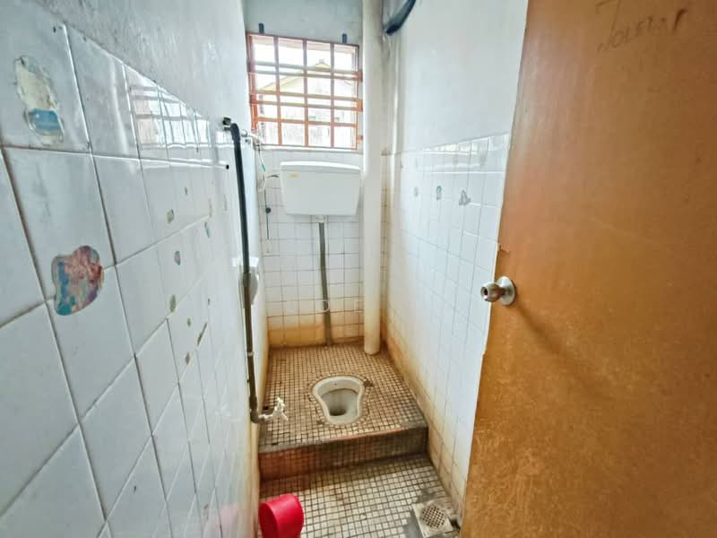 Shop / Office for Rent in Taman Johor Jaya (Johor Bahru) - Chloe Lai - Bathroom - PropertyGuru.com.my