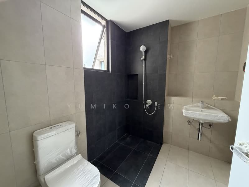 3-storey Terraced House for Sale in Taman Bukit Serdang (Seri Kembangan) - Yumiko Kew - Bathroom - PropertyGuru.com.my