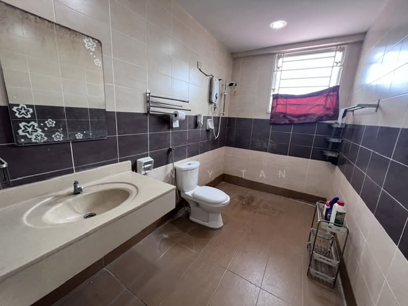 Rumah Teres untuk Dijual di Sungai Long (Bandar Sungai Long) - Shanny Tan - Bathroom - PropertyGuru.com.my