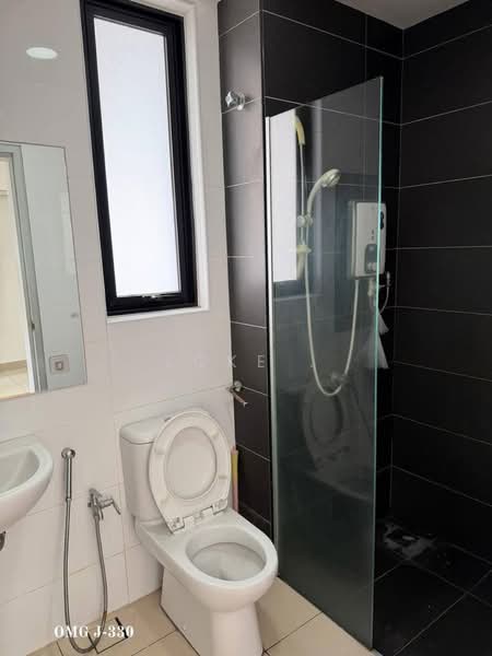 Servis Apartment untuk Dijual di Utropolis Suites 2 - Loke . - Bathroom - PropertyGuru.com.my