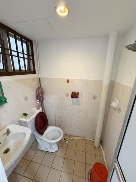 Pangsapuri untuk Dijual di Bayu Puteri 2 - Stefan Yu - Bathroom - PropertyGuru.com.my