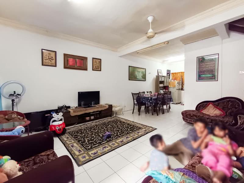 2-storey Terraced House for Sale in Taman Pinggiran Putra (Seri Kembangan) - Ammeer Nadzrai - Living Room - PropertyGuru.com.my