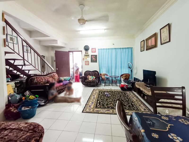 2-storey Terraced House for Sale in Taman Pinggiran Putra (Seri Kembangan) - Ammeer Nadzrai - Living Room - PropertyGuru.com.my