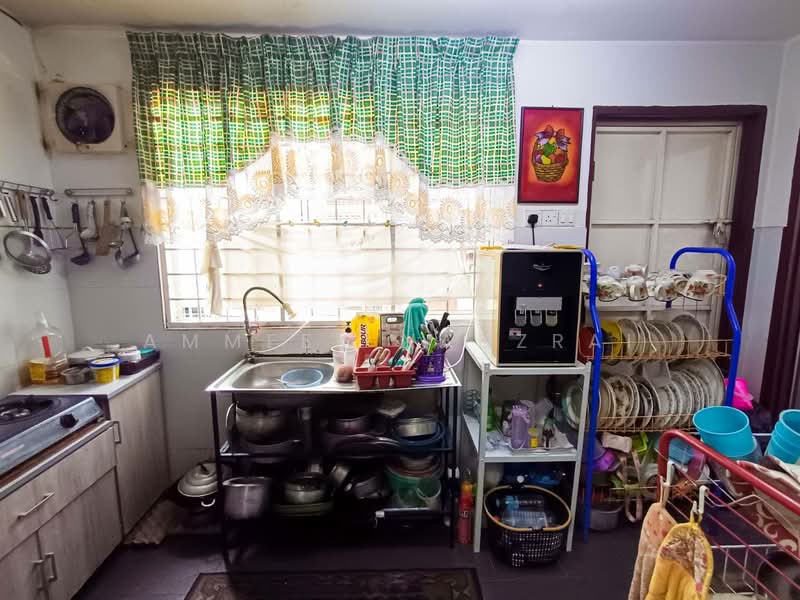2-storey Terraced House for Sale in Taman Pinggiran Putra (Seri Kembangan) - Ammeer Nadzrai - Kitchen - PropertyGuru.com.my