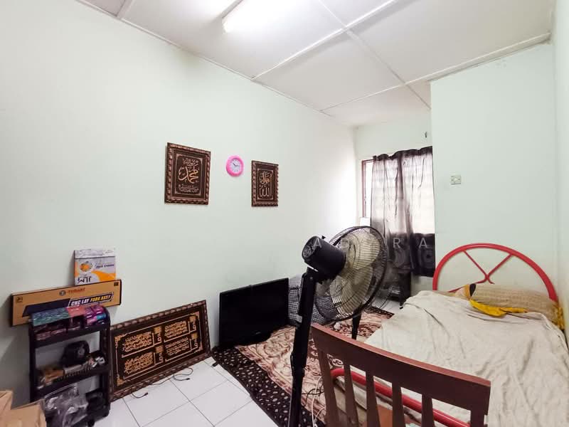 2-storey Terraced House for Sale in Taman Pinggiran Putra (Seri Kembangan) - Ammeer Nadzrai - Bedroom - PropertyGuru.com.my