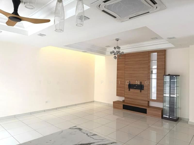 Cluster House for Rent in Taman Mount Austin (Tebrau) - Tuxton Phiong - Living Room - PropertyGuru.com.my