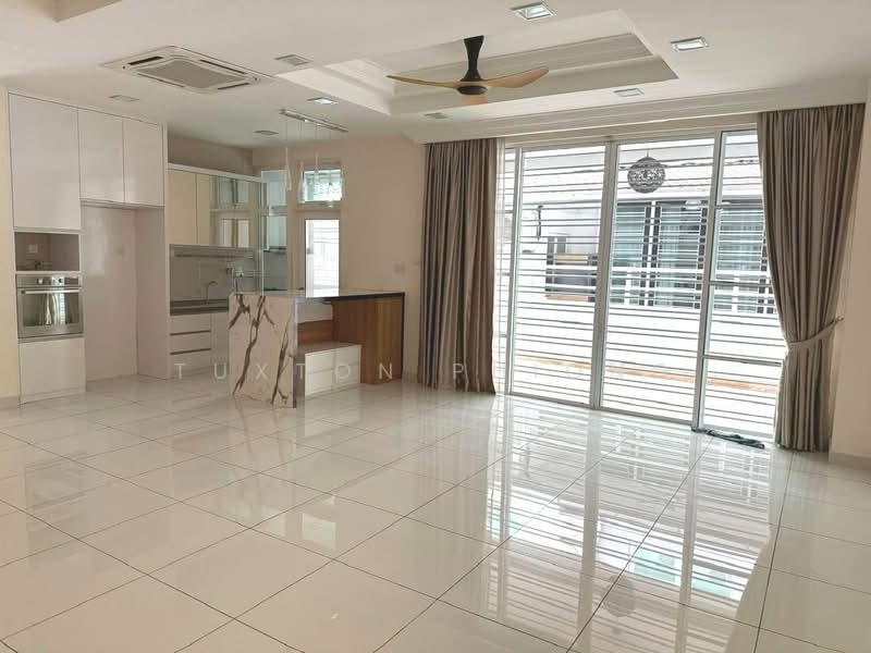 Cluster House for Rent in Taman Mount Austin (Tebrau) - Tuxton Phiong - Kitchen - PropertyGuru.com.my