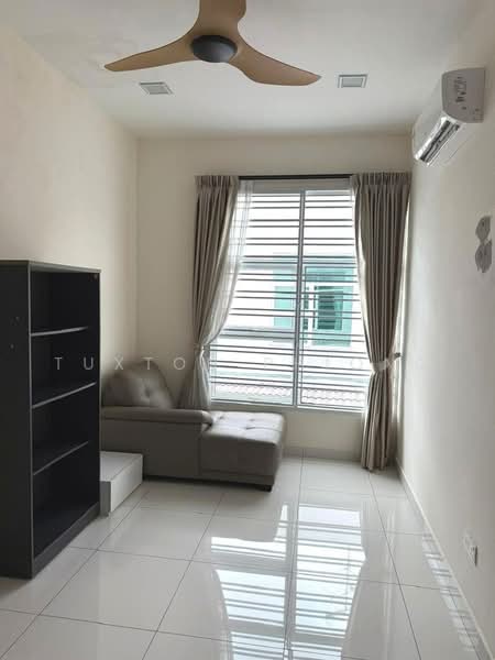 Cluster House for Rent in Taman Mount Austin (Tebrau) - Tuxton Phiong - Living Room - PropertyGuru.com.my