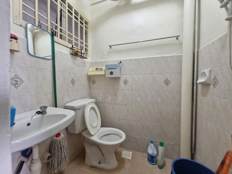 Pangsapuri untuk Dijual di Bayu Puteri 2 - Werner Kee - Bathroom - PropertyGuru.com.my