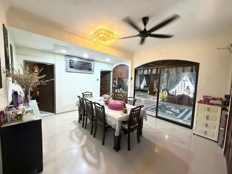 Bungalow for Sale in Taman Bukit Kempas (Tampoi) - Chuan Liang - Dining Area - PropertyGuru.com.my