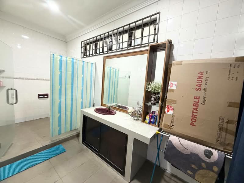 Bungalow for Sale in Taman Bukit Kempas (Tampoi) - Chuan Liang - Bathroom - PropertyGuru.com.my