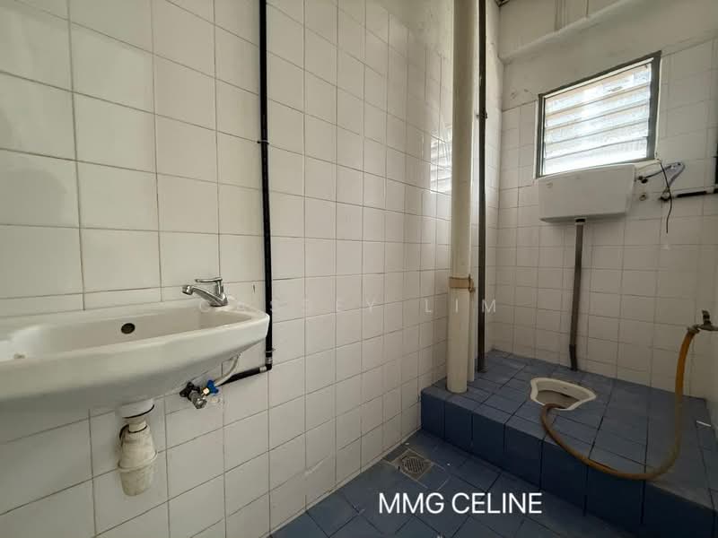 Shop for Rent in Port Klang (Pelabuhan Klang) (Selangor) - Cassey Lim - Bathroom - PropertyGuru.com.my
