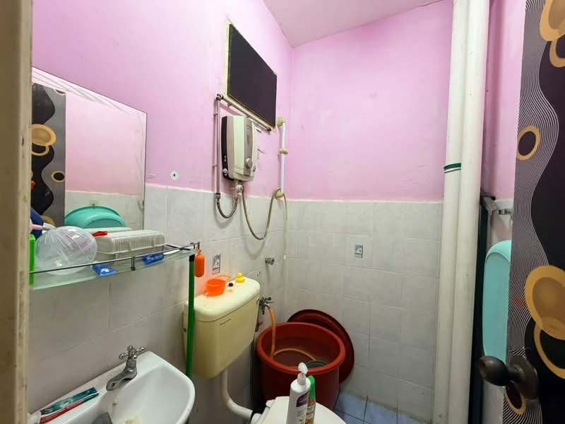 Pangsapuri untuk Dijual di Villa Krystal Apartment - Zoey Lee - Bathroom - PropertyGuru.com.my