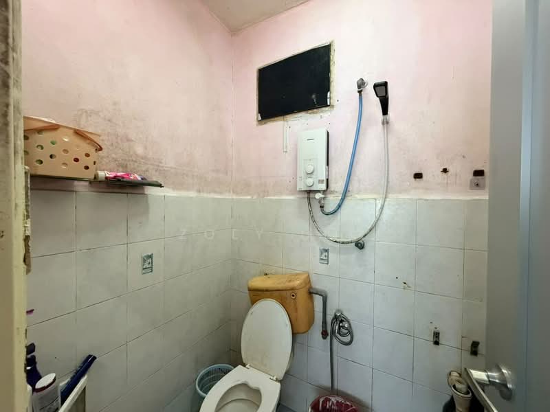 Pangsapuri untuk Dijual di Villa Krystal Apartment - Zoey Lee - Bathroom - PropertyGuru.com.my