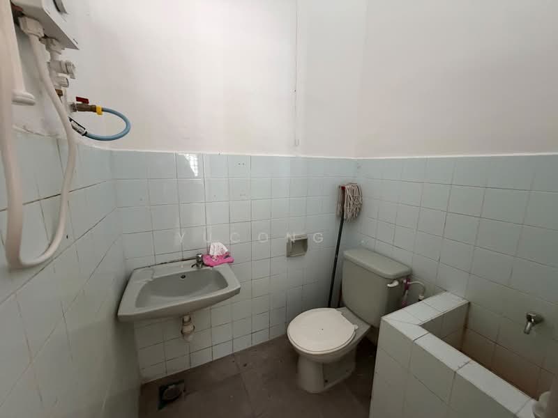 Rumah Teres 1 Tingkat untuk Dijual di Bandar Baru Permas Jaya (Permas Jaya) - Yucong . - Bathroom - PropertyGuru.com.my