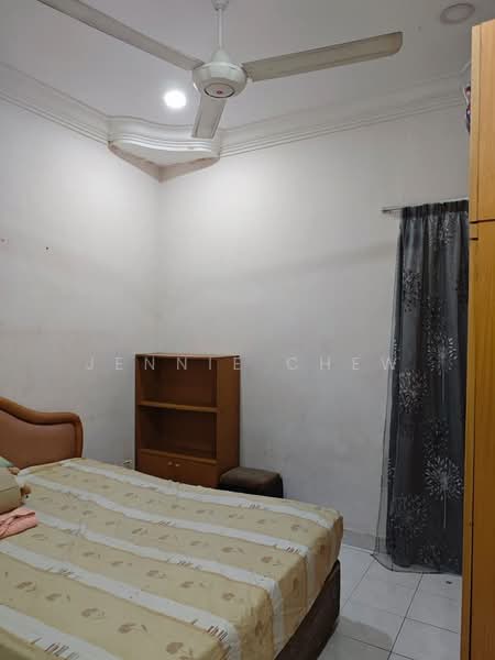 1-storey Terraced House for Sale in Taman Molek (Johor Bahru) - Jennie Chew - Bedroom - PropertyGuru.com.my