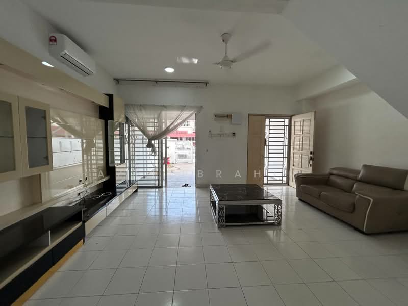 2-storey Terraced House for Sale in TAMAN PUCHONG UTAMA (Puchong) - Azli Ibrahim - Living Room - PropertyGuru.com.my