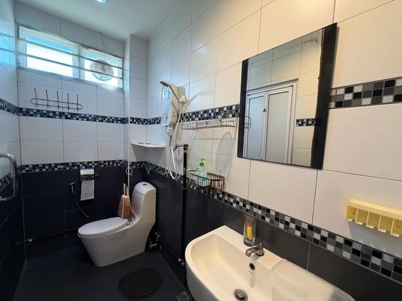Terraced House for Sale in Island Glades (Jelutong) - Qyan Goh - Bathroom - PropertyGuru.com.my