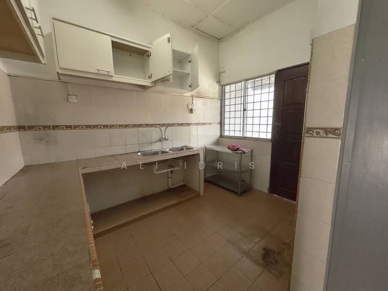 1-storey Terraced House for Sale in Taman Universiti Ss3 (Petaling Jaya) - Ali Idris - Kitchen - PropertyGuru.com.my