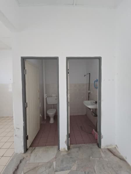1-storey Terraced House for Sale in Kuantan (Pahang) - Shik . - Bathroom - PropertyGuru.com.my