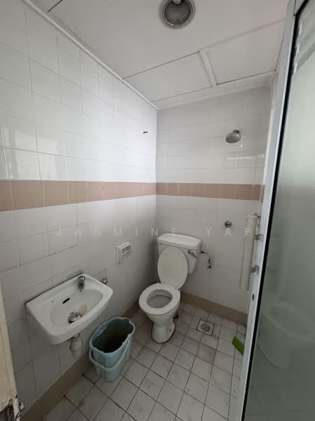 Kondominium untuk Disewa di Bungaraya Condominium - Jasmine Yap - Bathroom - PropertyGuru.com.my