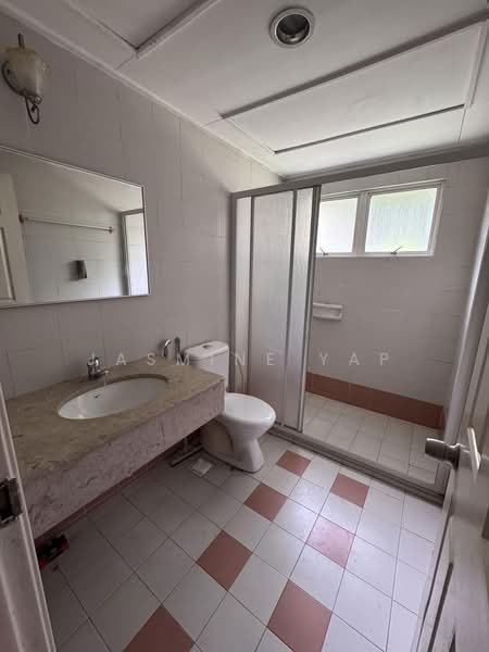 Kondominium untuk Disewa di Bungaraya Condominium - Jasmine Yap - Bathroom - PropertyGuru.com.my