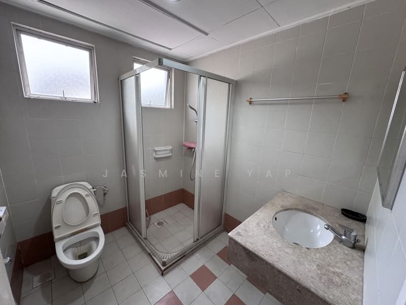 Kondominium untuk Disewa di Bungaraya Condominium - Jasmine Yap - Bathroom - PropertyGuru.com.my