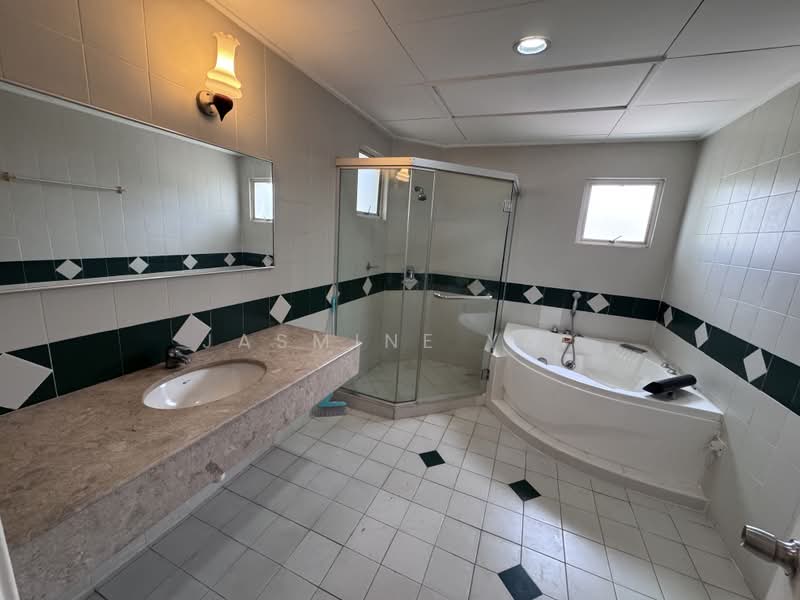 Kondominium untuk Disewa di Bungaraya Condominium - Jasmine Yap - Bathroom - PropertyGuru.com.my