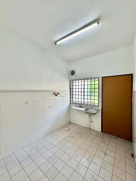 Rumah Teres 2 Tingkat untuk Dijual di Bandar Putra (Kulai) - Amber Hew - Kitchen - PropertyGuru.com.my
