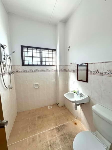 Rumah Teres 2 Tingkat untuk Dijual di Bandar Putra (Kulai) - Amber Hew - Bathroom - PropertyGuru.com.my