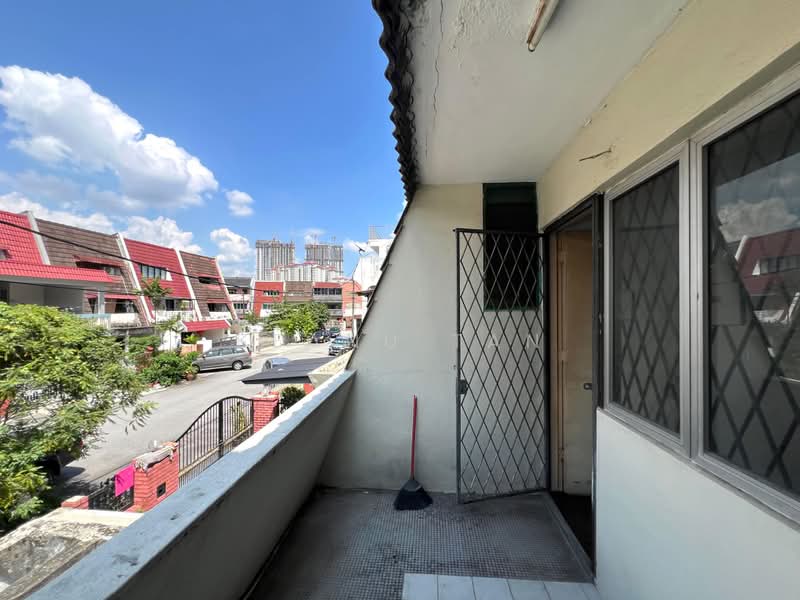 Rumah Teres 2.5 Tingkat untuk Disewa di Taman Kok Lian (Jalan Kuching) - Keanu Tan - Balcony - PropertyGuru.com.my