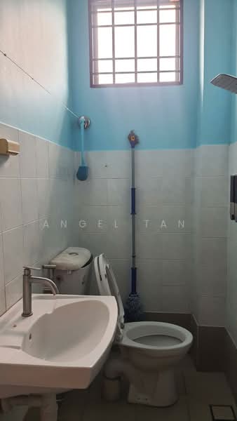 Rumah Teres 2 Tingkat untuk Dijual di Taman Lestari Putra (Seri Kembangan) - Angel Tan - Bathroom - PropertyGuru.com.my